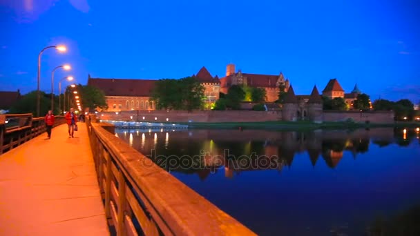 Замок Тевтонського ордену в місті Malbork вночі — стокове відео