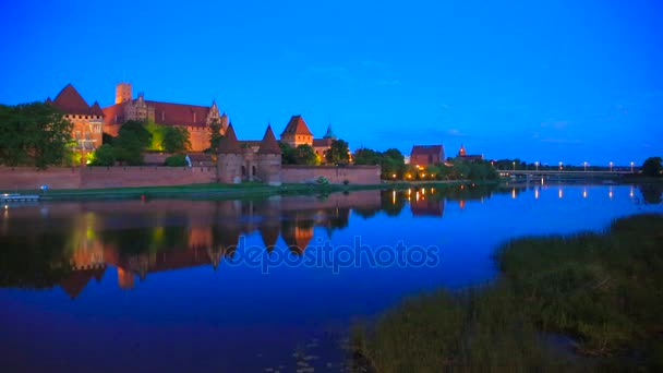 Slottet av tyska orden i Malbork nattetid — Stockvideo