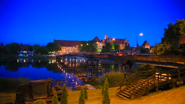 Il Castello dell'Ordine Teutonico a Malbork di notte — Video Stock