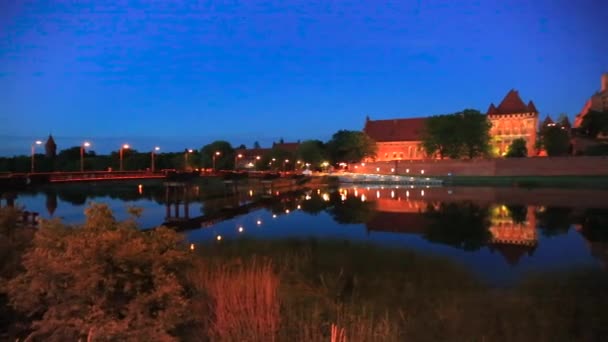 El Castillo de la Orden Teutónica en Malbork por la noche — Vídeo de stock