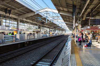 İnsanlar Kyoto, Japonya'nın ana istasyonunda bir trenin yolda