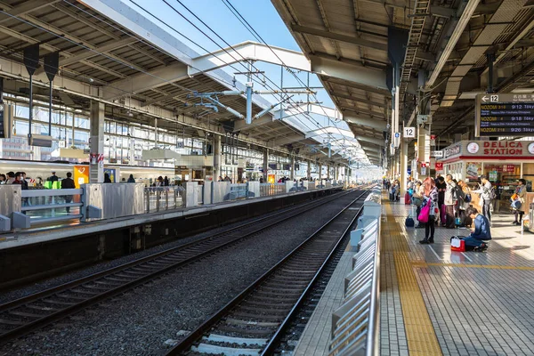 Menschen auf dem Weg zum Zug am Hauptbahnhof in Kyoto, Japan — Stockfoto