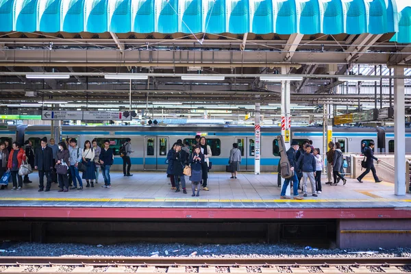 Lidé, kteří cestují velmi populární Tokyo Metro v hlavním městě Japonska — Stock fotografie