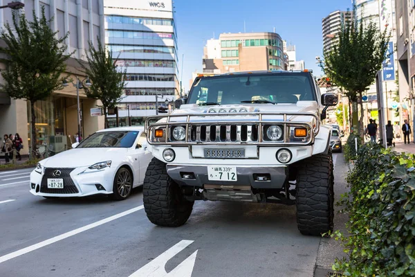 Luxe auto's op de straat van Ikebukuro district van Tokio, Japan — Stockfoto