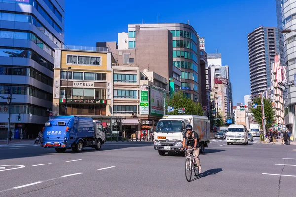 Пешеходный переход в районе Икебукуро, Токио, Япония — стоковое фото