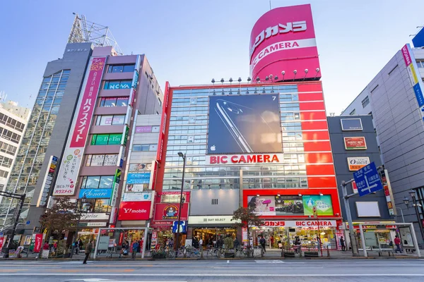 Crosswalk no distrito de Ikebukuro na metrópole de Tóquio, Japão — Fotografia de Stock