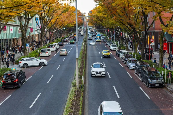 Coches en el tráfico en la calle de Tokio, Japón —  Fotos de Stock