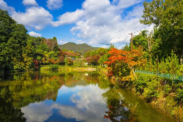 Autumn at the lake in Arashiyama — Stock Photo, Image