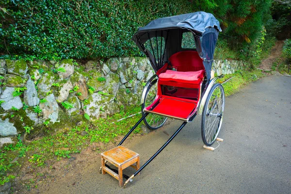 Japanese rickshaw at the bamboo forest of Arashiyama — Stock Photo, Image