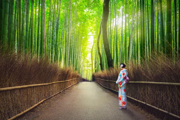 ผู้หญิงในชุดกิโมโนที่ป่าไผ่ของ Arashiyama — ภาพถ่ายสต็อก