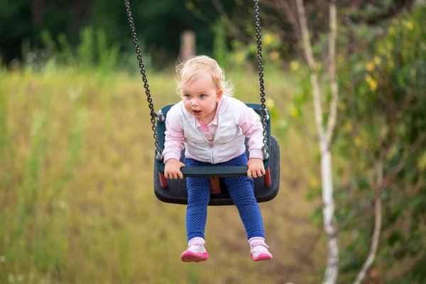 Menina no balanço — Fotografia de Stock