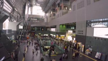 İnsanlar hareket ana tren istasyonu: Kyoto, Japan
