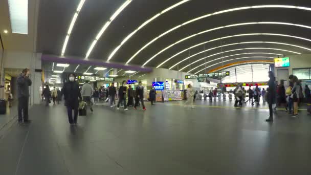 Pessoas em movimento na principal estação ferroviária de Kyoto, Japão — Vídeo de Stock