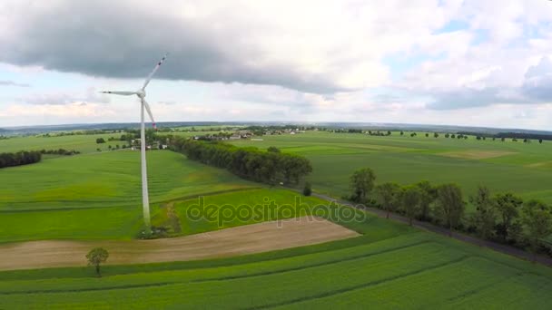 夏田与风力涡轮机的鸟瞰图 — 图库视频影像