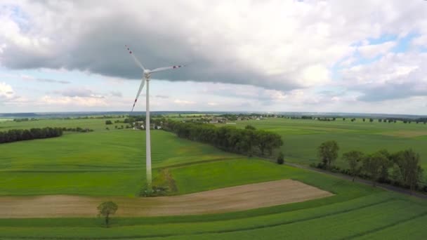 Luchtfoto van zomer veld met windturbines — Stockvideo