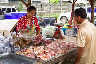 Taze et Khao Lak yerel piyasada satan Taylandlı kadın