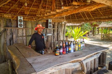 Tayland beach bar üzerinde duran adam