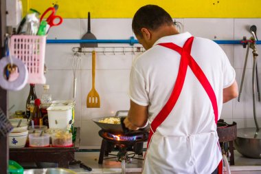 Geleneksel yapma adam Tay açık mutfakta yastık