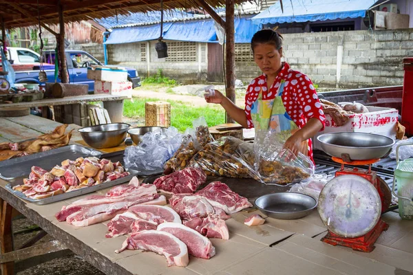 Taze et Khao Lak yerel piyasada satan Taylandlı kadın — Stok fotoğraf