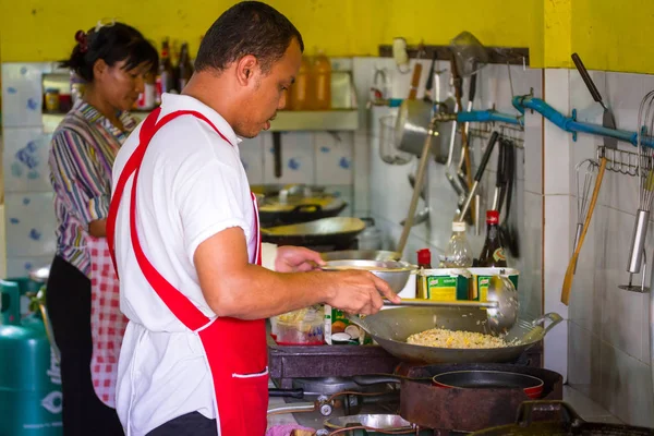 Homme faisant pad traditionnel thaï dans la cuisine ouverte — Photo