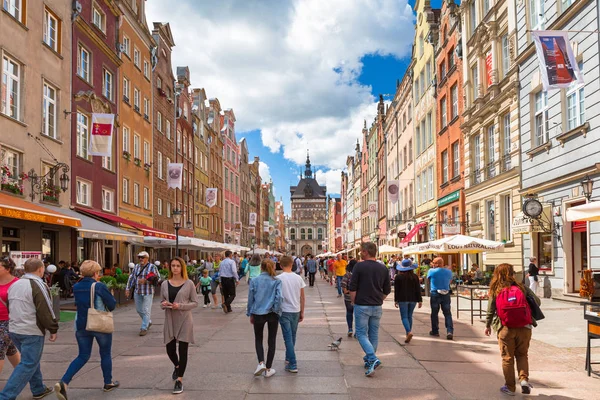 Menschen auf der langen Gasse der Altstadt in Danzig, Polen — Stockfoto