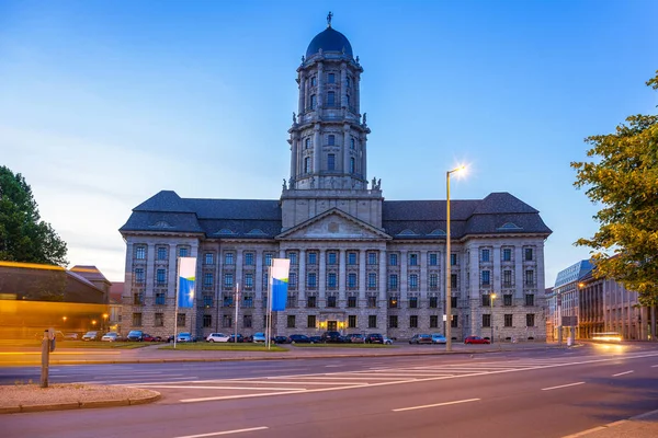 Régi városháza hajnalban Berlinben — Stock Fotó