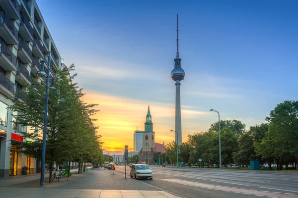 Architektura centrum miasta w Berlinie z wieży telewizyjnej na wschód słońca — Zdjęcie stockowe