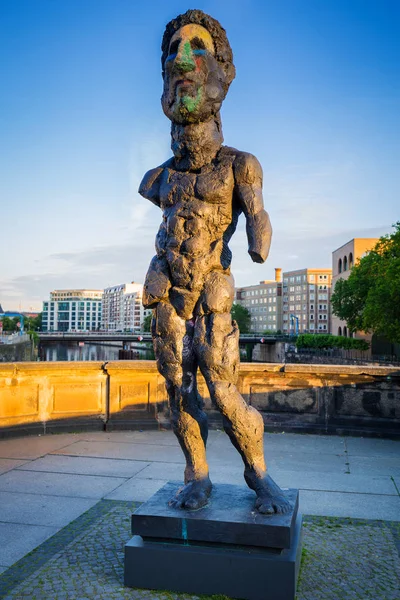 Estatua de arte en la isla del museo en Berlín al amanecer, Alemania — Foto de Stock