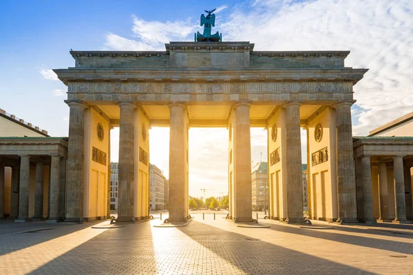 A Brandenburgi kapu Berlinben, napkeltekor — Stock Fotó