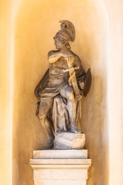 Estatua de soldado romano en la Puerta de Brandeburgo en Berlín — Foto de Stock