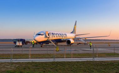 Yatılı Varşova Modlin düzlemde Ryanair için hazırlama 