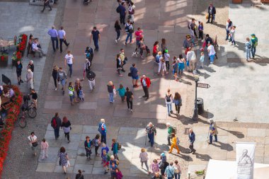 Gdansk, Polonya tarihi kentin uzun Lane'de insanlar