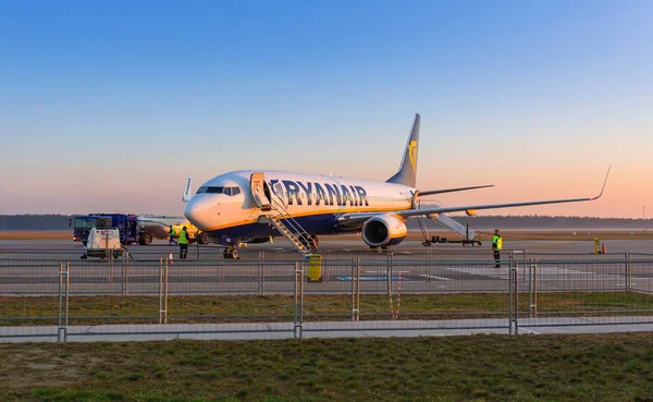 Voorbereiding voor instappen aan Ryanair vlak in Warschau Modlin — Stockfoto