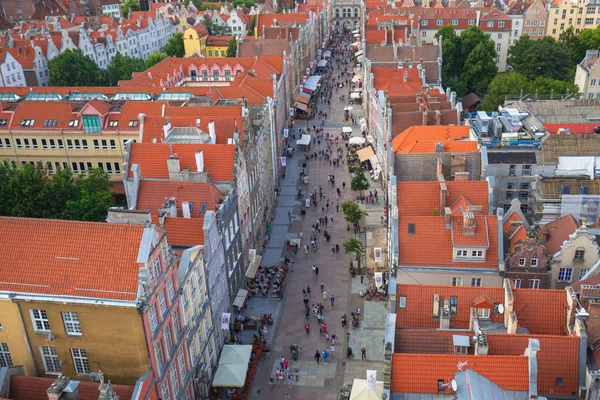 Gdansk, Polonya tarihi kentin uzun Lane'de insanlar — Stok fotoğraf