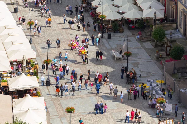 Люди на Лонг-Лейн старого города в Гданьске, Польша — стоковое фото