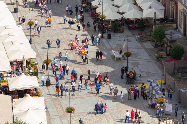 Mensen op de lange baan van de oude stad van Gdansk, Polen — Stockfoto