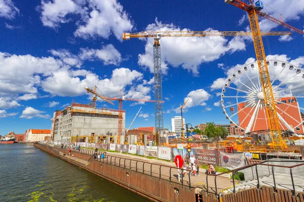 Construção de edifícios no rio Motlawa em Gdansk, Polônia — Fotografia de Stock