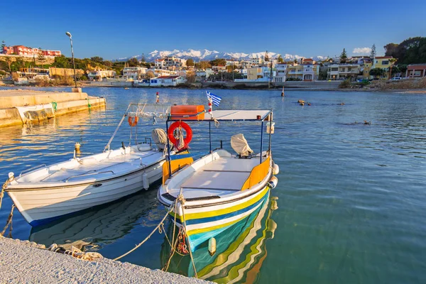 Barcos pesqueros en la costa de la ciudad de Kato Galatas en Creta —  Fotos de Stock