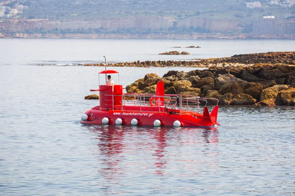 Sottomarino rosso al porto di Chania a Creta — Foto Stock