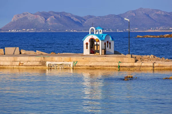 Красивая часовня на побережье Като Галатас на Крите — стоковое фото