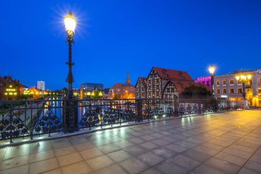 Köprü Bydgoszcz City gece Brda Nehri üzerinde