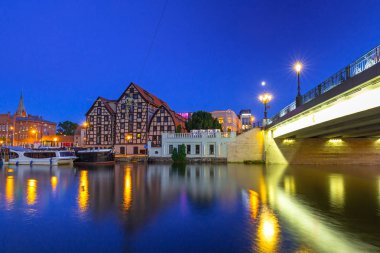 Köprü Bydgoszcz City gece Brda Nehri üzerinde