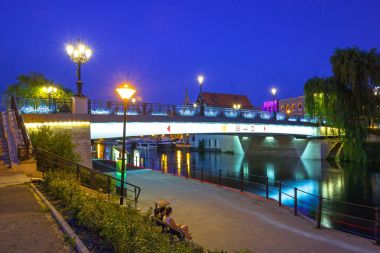 Köprü Bydgoszcz City gece Brda Nehri üzerinde