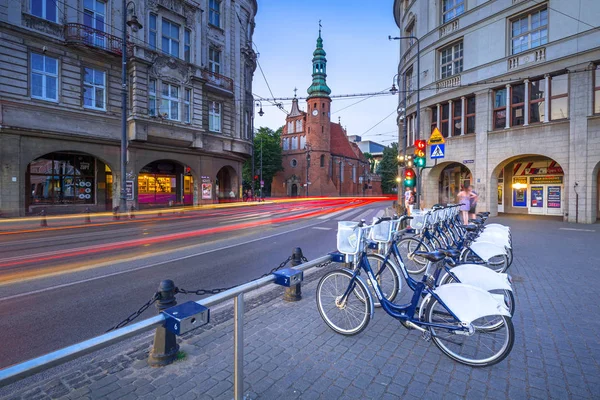 Trafik ışıkları Bydgoszcz City alacakaranlıkta, Polonya. — Stok fotoğraf