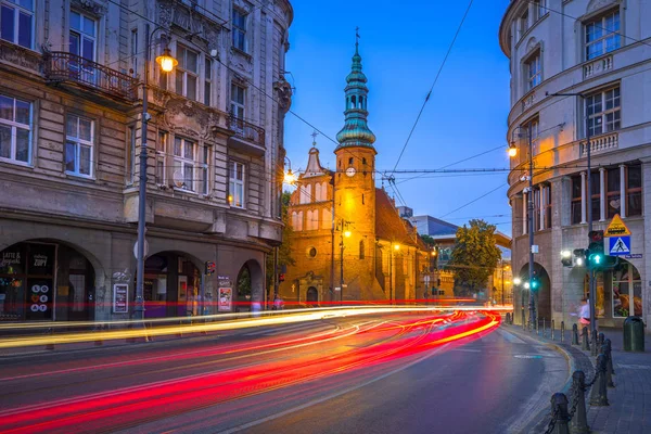 Luzes de trânsito em Bydgoszcz City ao entardecer, Polonia . — Fotografia de Stock
