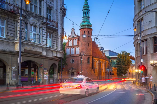 Trafik ışıkları Bydgoszcz City alacakaranlıkta, Polonya. — Stok fotoğraf