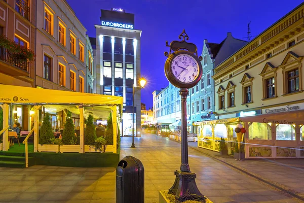 Arkitekturen i Bydgoszcz stad på natten, Polen — Stockfoto