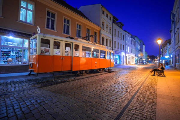 Bydgoszcz Stadt mit alten Straßenbahnen, die nachts als Touristeninformation genutzt werden — Stockfoto