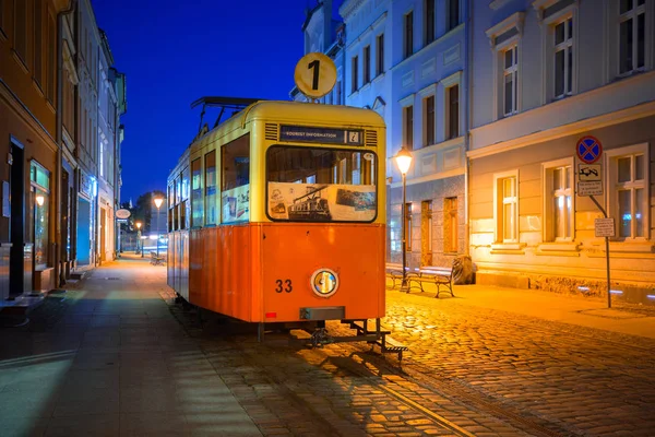 Bydgoszcz ciudad con tranvía antiguo utilizado como información turística por la noche —  Fotos de Stock