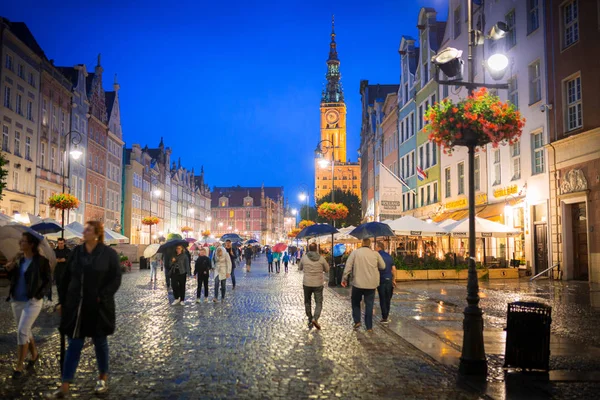 Lidé na dlouhé uličky starého města v Gdaňsku — Stock fotografie